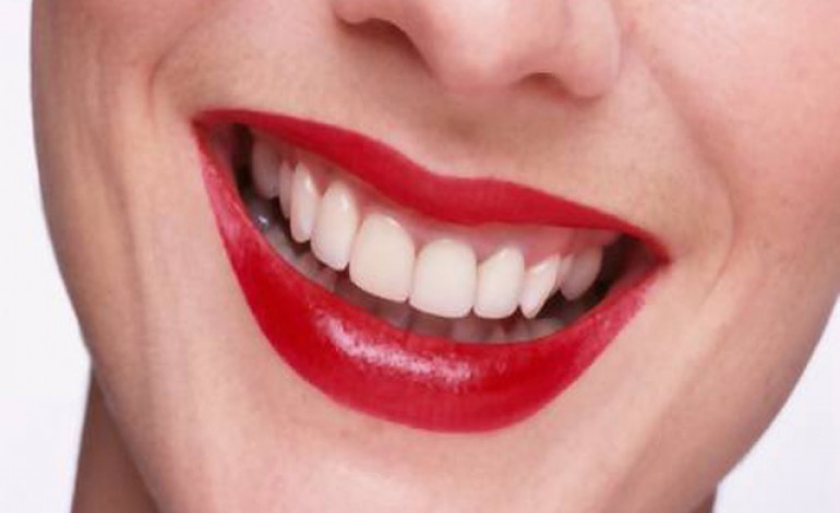 Sorriso perfetto: pulire e sbiancare i denti con il bicarbonato