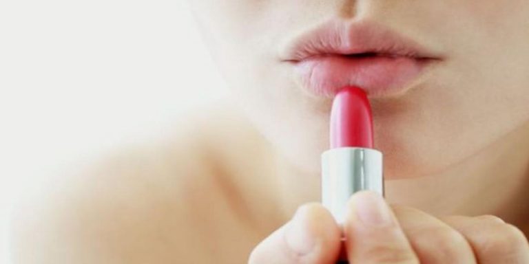 applicazione rossetto labbra