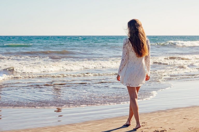 donna in spiaggia