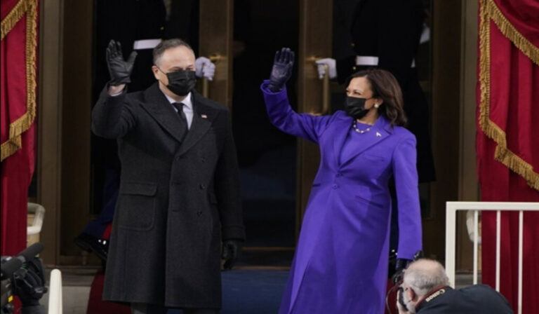 kamala harris look insediamento biden