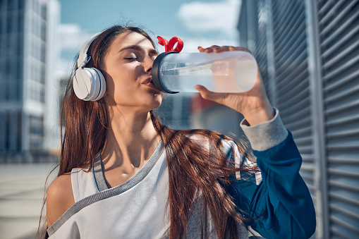 cosa succede se bevi troppa acqua