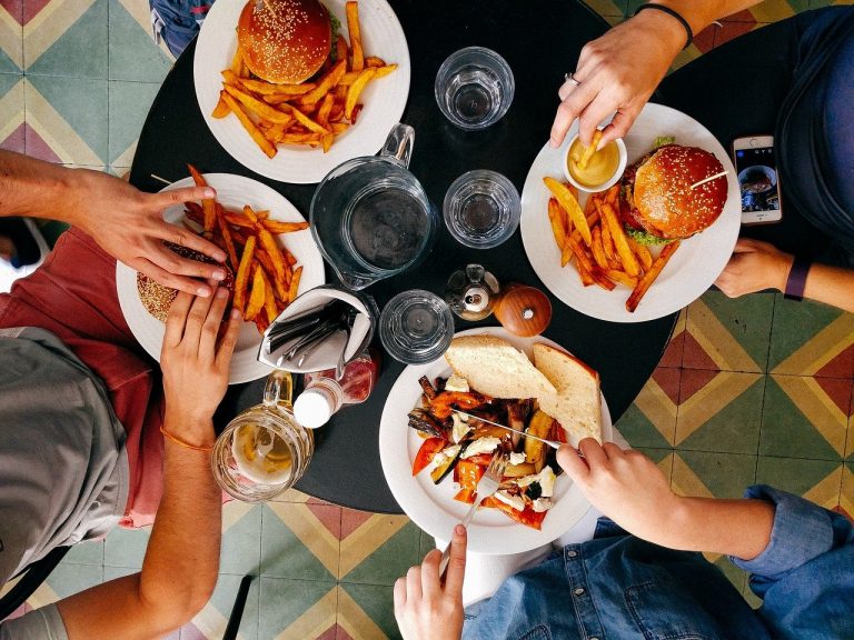 come mangiare un hamburger senza sporcarsi