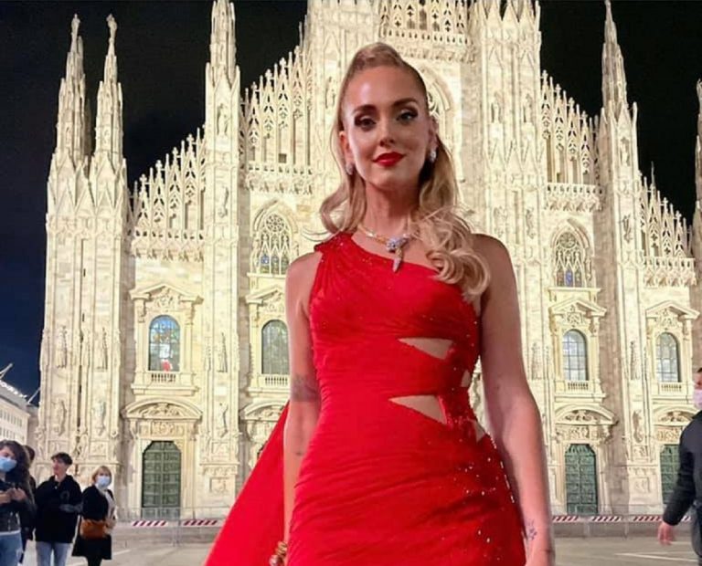 chiara ferragni sfilata piazza duomo