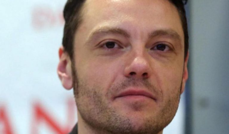 Tiziano Ferro passaporto figli