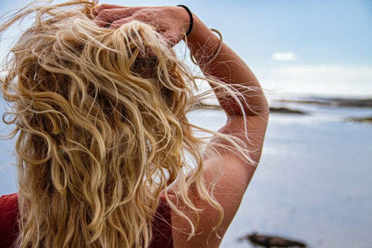 Capelli biondi decolorati, come ripararli? Ecco il nuovo siero all'acido ialuronico