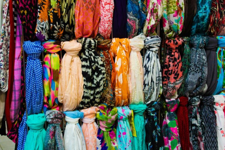 Foulard, come abbinare l'accessorio dell'estate 2024: consigli di stile