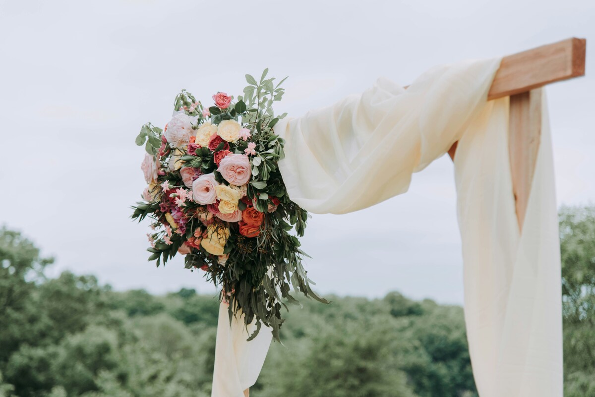 Come vestirsi per un matrimonio a settembre? Guida al look perfetto