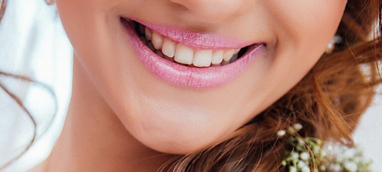 Make up, come far risaltare il sorriso con il rossetto giusto: consigli utili