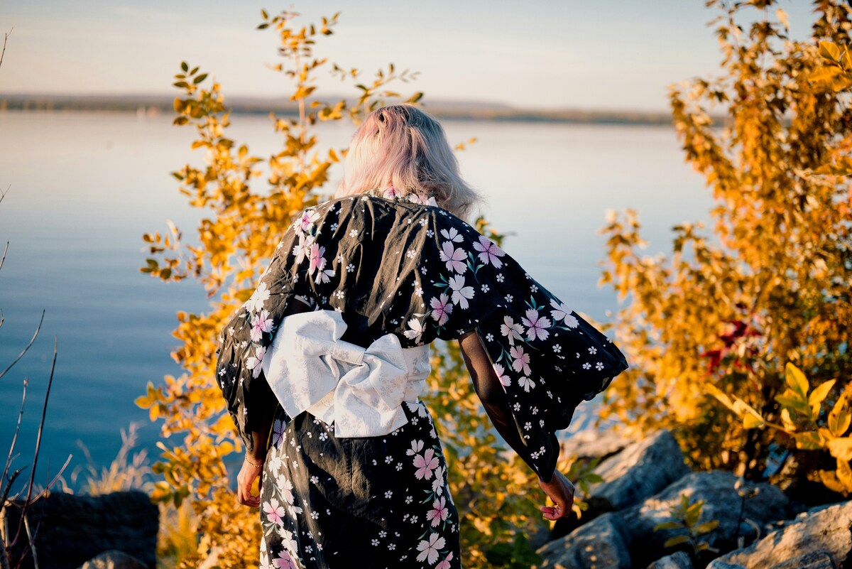 Kimono da donna, la moda di fine estate: abbinamenti e consigli