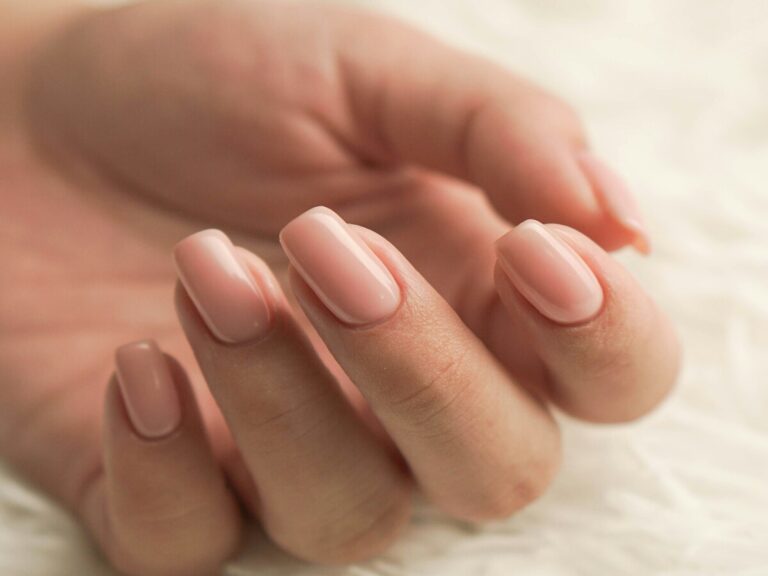 Unghie effetto naturale: ecco come ottenere la manicure dell'autunno inverno 2024-2025