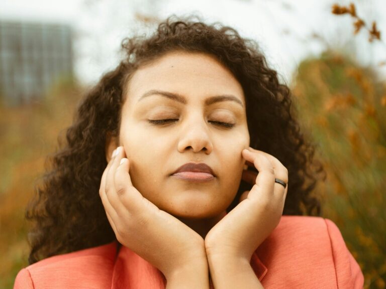 Olio di ricino, non solo sui capelli ma anche sul viso: i benefici e come usarlo