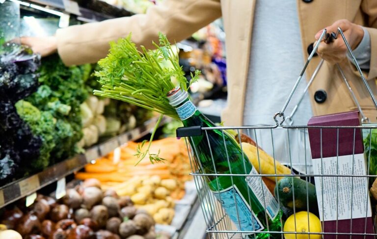 La moda passa dal supermercato? Storia di questo bizzarro connubio