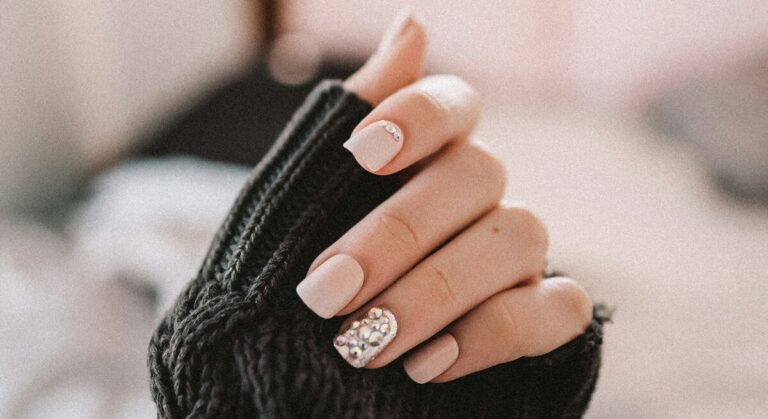 Tendenze unghie: la manicure si tinge di oro