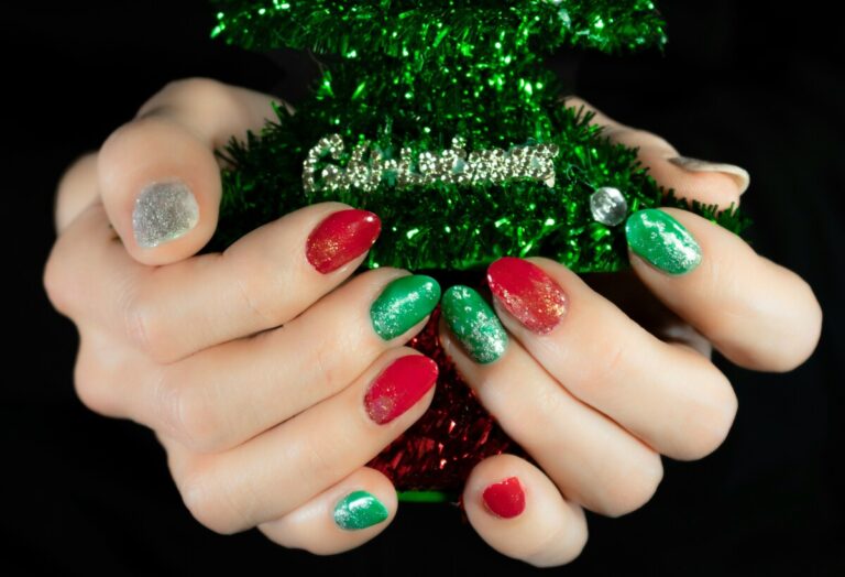 Unghie Natale 2024: idee di nail art