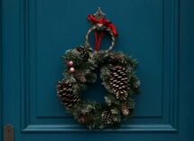 Come decorare la porta d'ingresso per le feste: idee per accogliere gli ospiti con stile