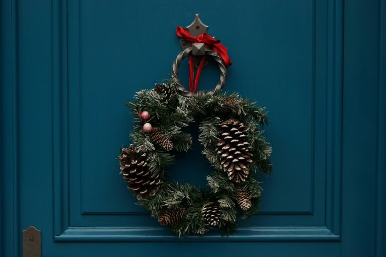 Come decorare la porta d'ingresso per le feste: idee per accogliere gli ospiti con stile